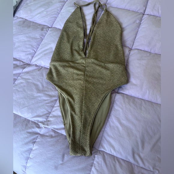 Luli Fama Deep V Compai One Piece - Picture 5 of 9